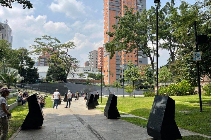 パブロ エスコバル ツアー + エスコバル博物館 + コムナ 13