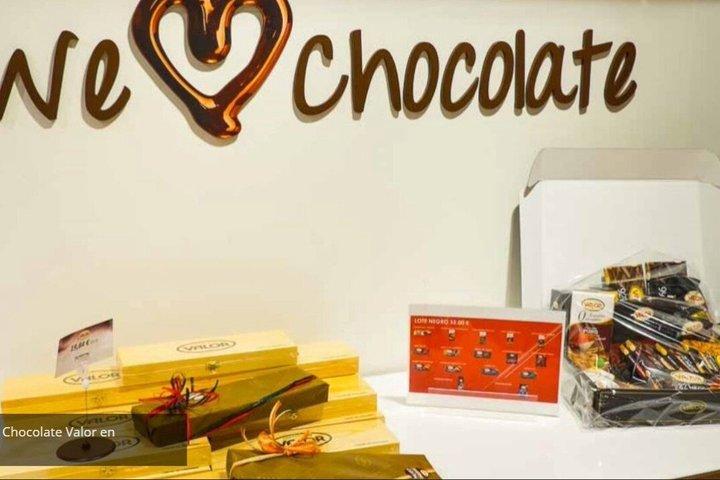 Visite 2 fábricas de chocolate e a colorida cidade de Villajoyosa.