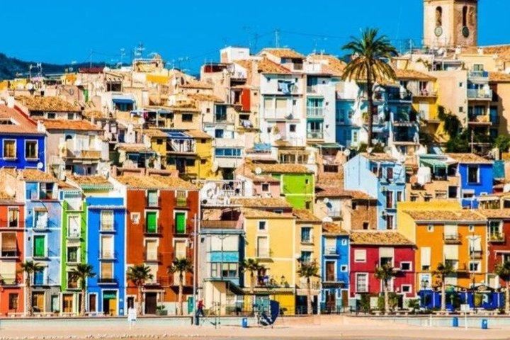 Visite 2 fábricas de chocolate e a colorida cidade de Villajoyosa.