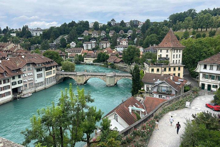 ベルンの魅力を満喫：専門ガイドによる旧市街ウォーキングツアー