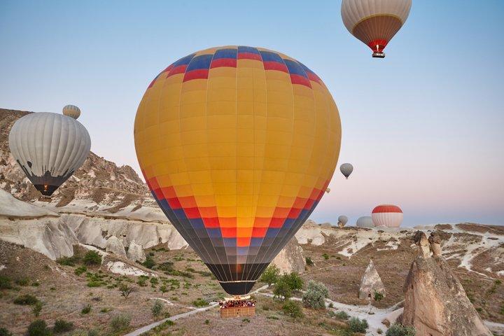 Vuelo en globo aerostático sobre chimeneas de hadas y Göreme