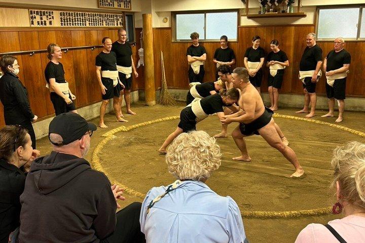 東京で相撲体験 土俵入りと相撲飯