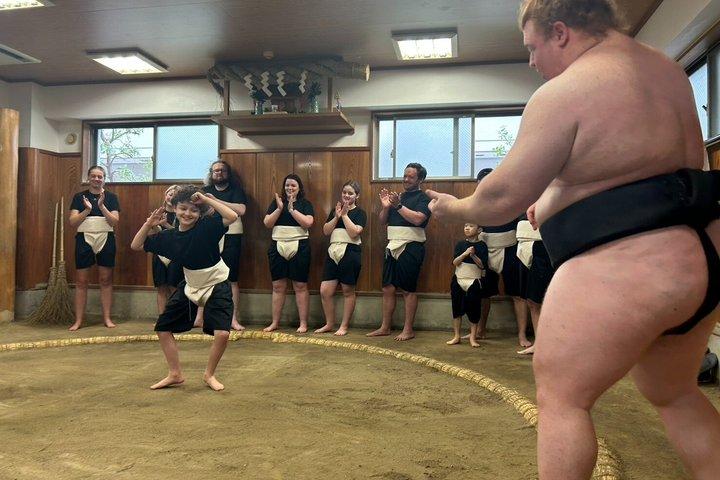 東京で相撲体験 土俵入りと相撲飯