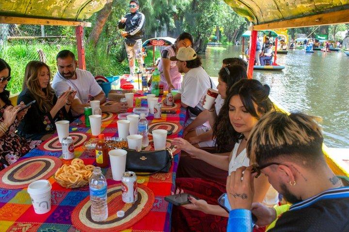 ソチミルコのメキシカンフィエスタボートツアー 飲み放題