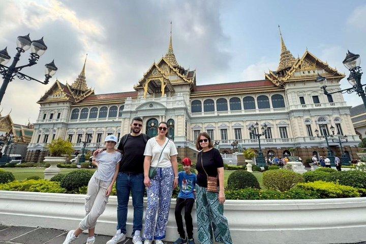 フォーとアルン寺院を巡るグランドパレスプライベートツアー