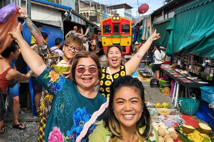 Privat tur til jernbanen og flydende markeder med thailandske desserter