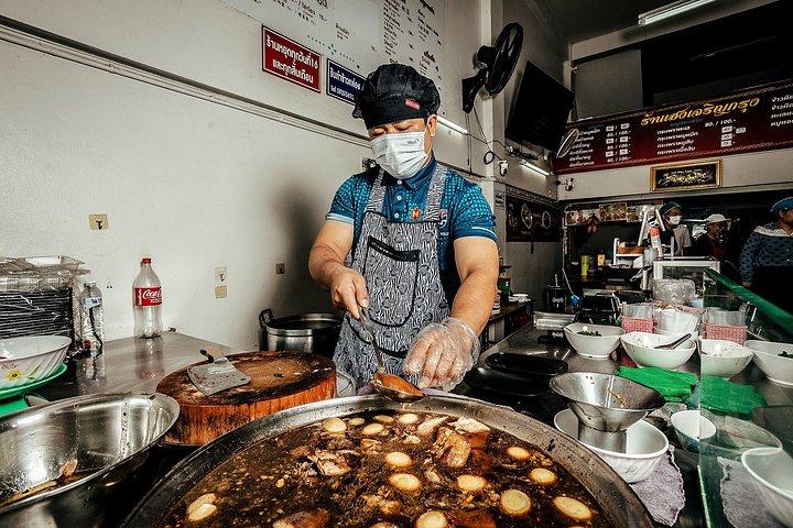 パタヤ・プレートス・フード・ツアー（14＋試食付き）
