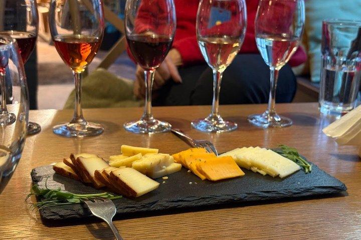 Riga Old Town Tour com degustação de vinho e queijo letão