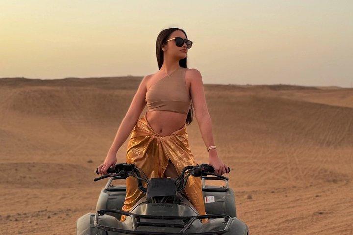 ATV Quad Bike por el desierto de las pirámides de Giza del Sáhara