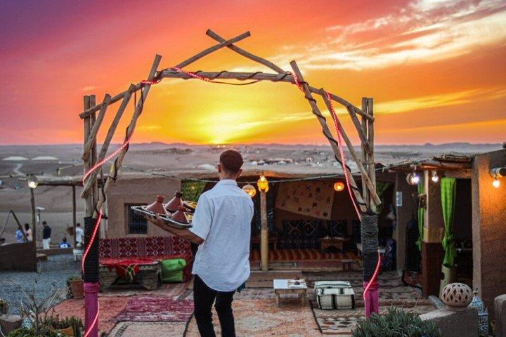 マラケシュ砂漠ツアーディナーショー＆夕日を眺めながらラクダ乗り