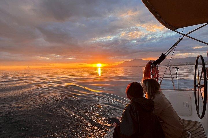 プエルト バヌスからマルベーリャ海岸に沿ってサンセット セーリング