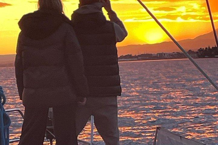 プエルト バヌスからマルベーリャ海岸に沿ってサンセット セーリング