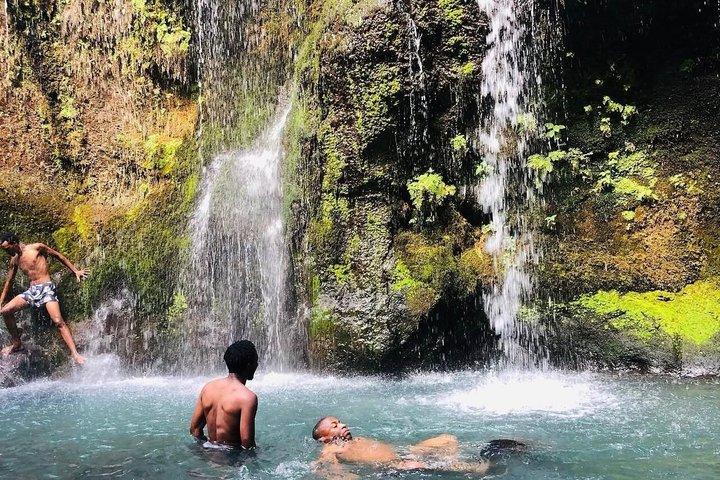 Mailisita Dorfspaziergang durch Bauernhöfe zu den Dorfwasserfällen