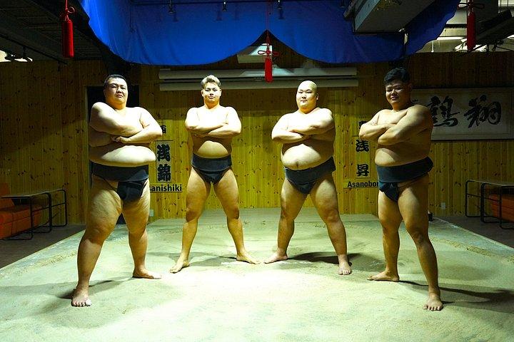 Tokyo Sumo Show de entretenimiento con pollo Hot Pot y Geisha