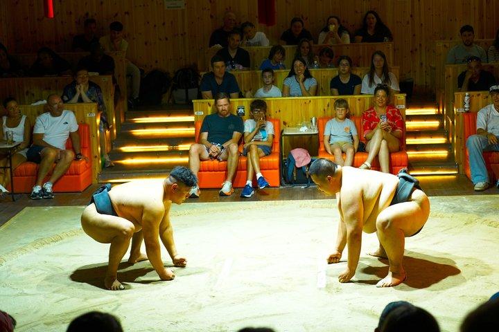 Tokyo Sumo Show de entretenimiento con pollo Hot Pot y Geisha