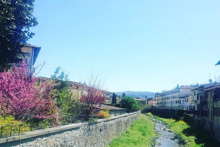 映画「ユー・ミー」のようにキャンティ地方を探検し、オープントップバンでトスカーナ地方へ出かけよう