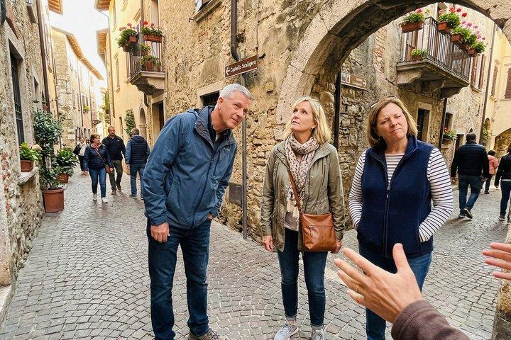 Tour privado a pie en Sirmione Heritage & Castle