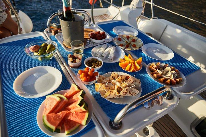 プライベート 3 時間の午後のセーリング ツアーとシュノーケリング、お食事とお飲み物付き