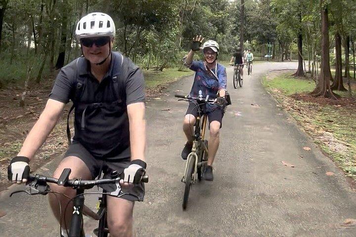 シンガポールサンライズサイクリングツアー（隠れた自然+ローカル朝食）