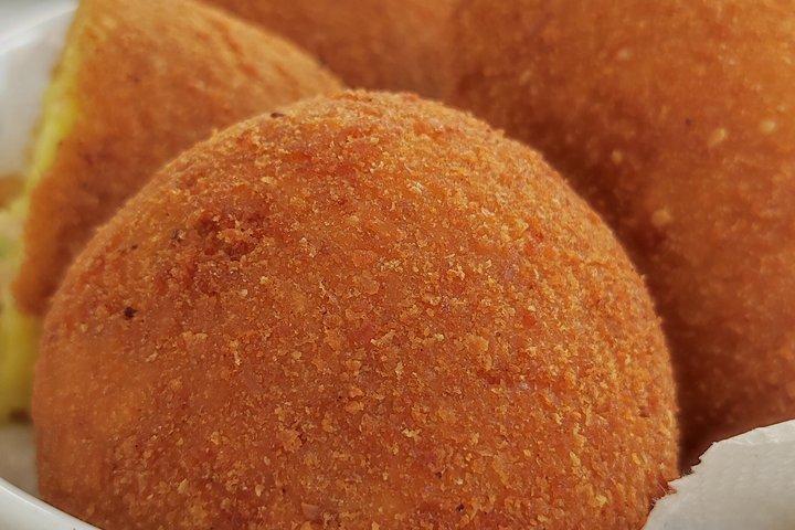 パレルモで地元シェフと一緒にシチリア風アランチーニを作る料理教室