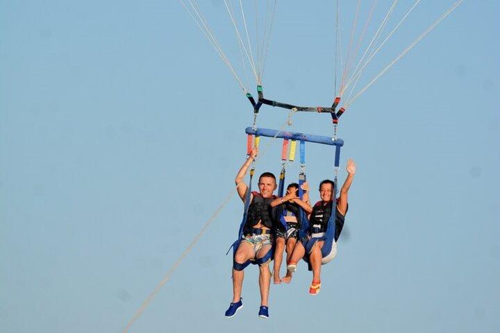 Hurghada : Parasailing Fly High Sea Adventure mit Transfer