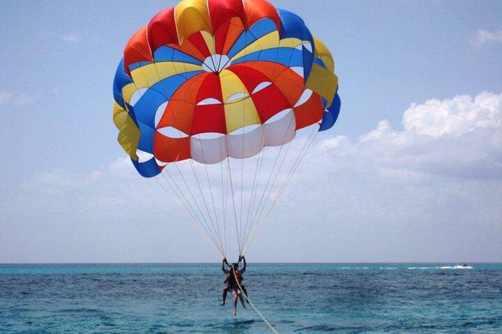 Hurghada : Parasailing Fly High Sea Adventure mit Transfer
