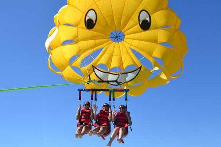 Hurghada : Parasailing Fly High Sea Adventure mit Transfer