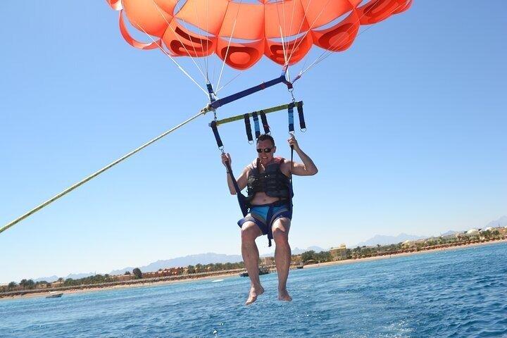 Hurghada : Parasailing Fly High Sea Adventure mit Transfer