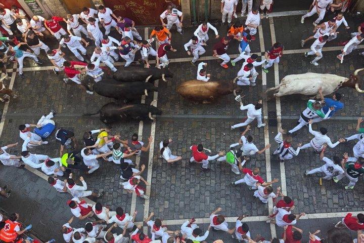 San Fermín VIP: Balkon med udsigt over Estafeta og komplet morgenmadsbuffet