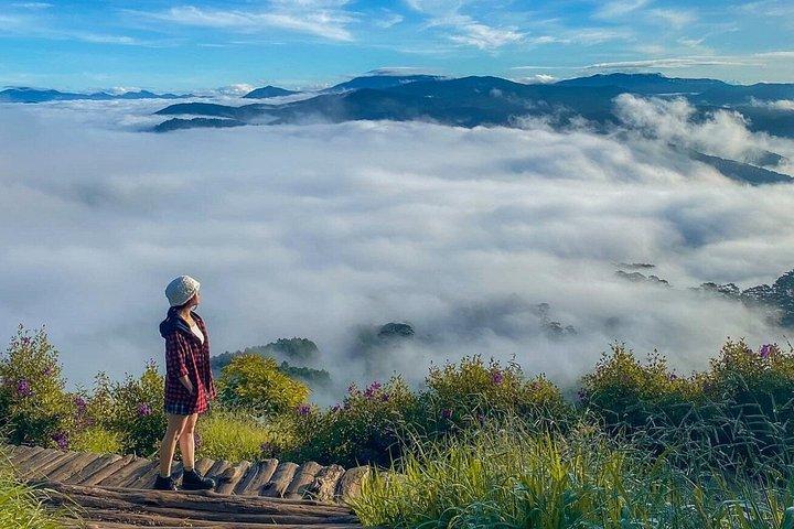 朝日と雲海を望むダラット早朝ハイキングツアー
