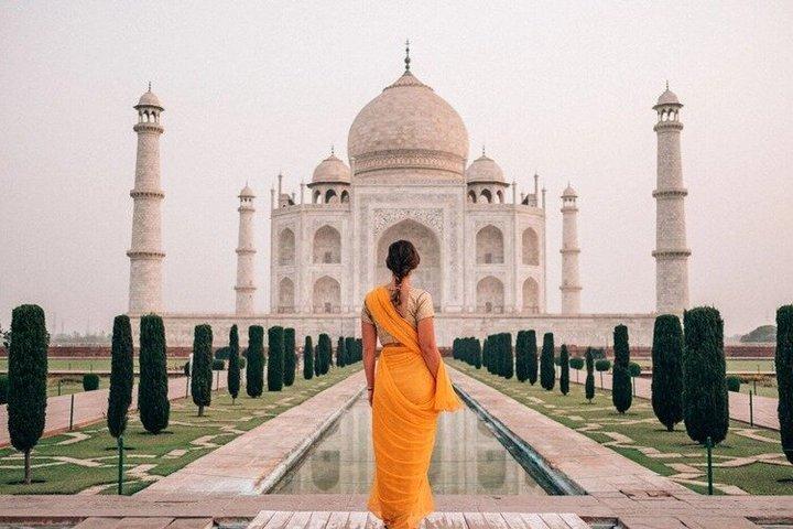 Viaje para a Índia e a Tailândia visitando o Taj Mahal e Varanasi.