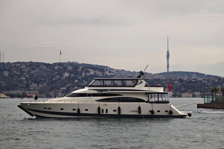 Bosphorus Cruise on Luxury Yacht with Live Guide & Asian Stop