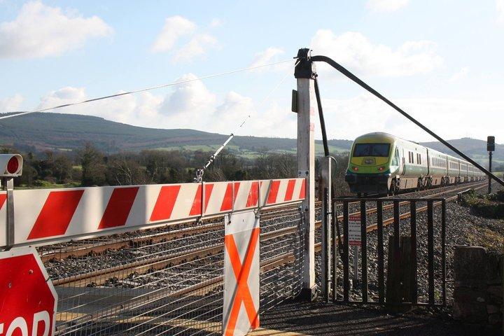 ダブリンからバンラティ城、モーハーの断崖、バレンゴールウェイまで鉄道で