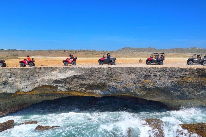 Aruba UTV, ATV Adventure to Beach with Cliff Jumping（アルバUTV、ATVアドベンチャー・トゥ・ビーチ、クリフジャンプ付き）