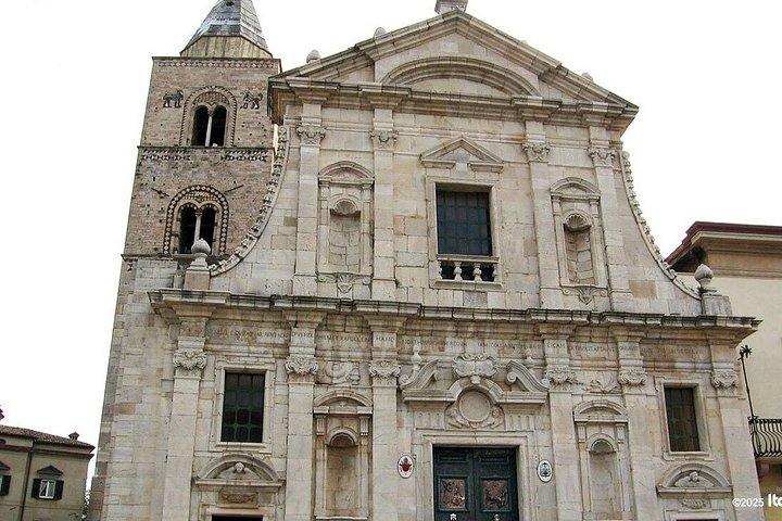 Melfi private tour: Walking blandt slotte, porte og udsigt