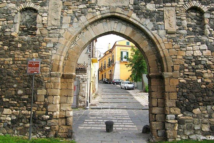 Melfi private tour: Walking blandt slotte, porte og udsigt