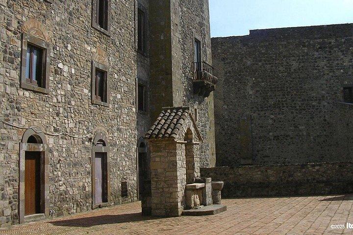 Melfi private tour: Walking blandt slotte, porte og udsigt
