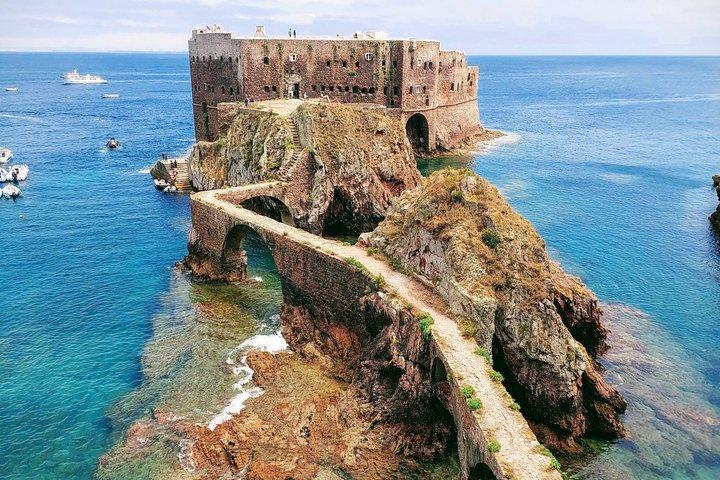 リスボンからユネスコ自然保護区であるベルレンガス諸島へ。