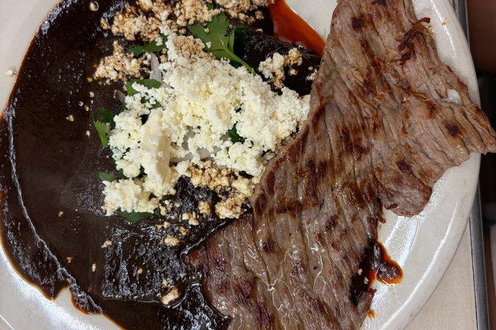 地元の食の専門家が案内するオアハカ隠れストリートフードツアー
