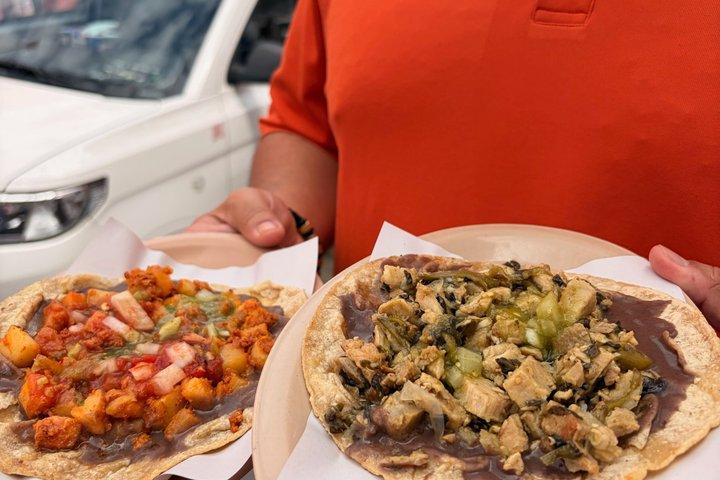 地元の食の専門家が案内するオアハカ隠れストリートフードツアー