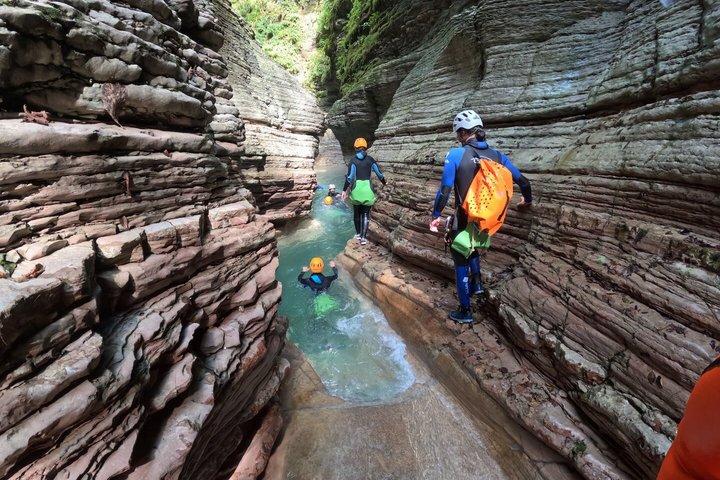 ドロミテ山脈の渓谷、ヴァル・マオールでのキャニオニング(家族向け)