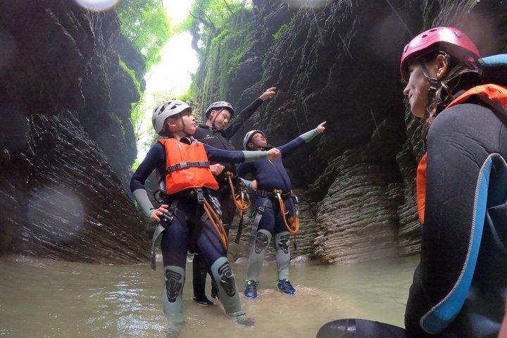 ドロミテ山脈の渓谷、ヴァル・マオールでのキャニオニング(家族向け)
