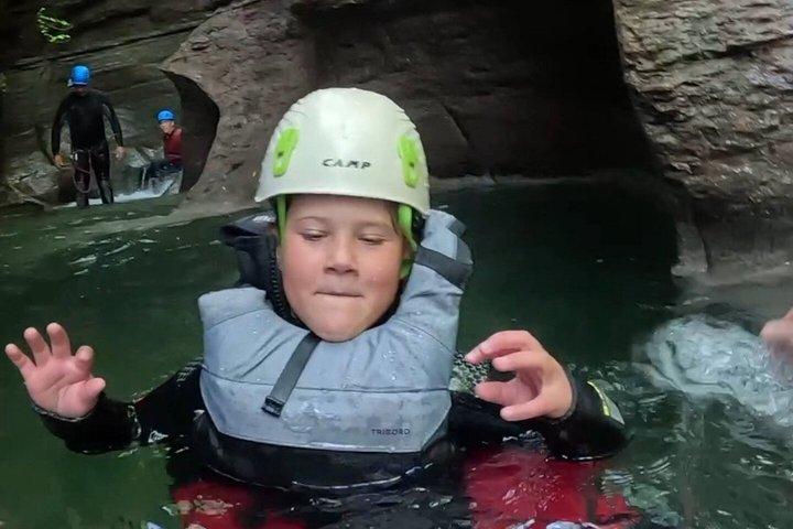 ドロミテ山脈の渓谷、ヴァル・マオールでのキャニオニング(家族向け)