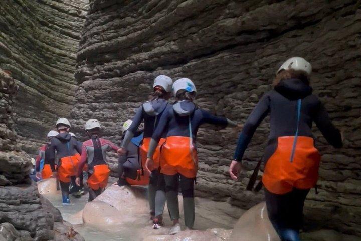 ドロミテ山脈の渓谷、ヴァル・マオールでのキャニオニング(家族向け)