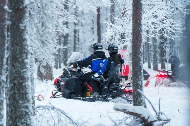 ロバニエミの初心者のための北極サークルスノーモービルサファリ
