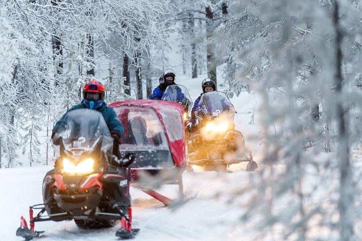 ロバニエミの初心者のための北極サークルスノーモービルサファリ