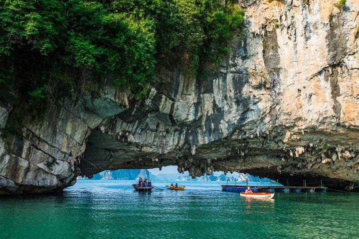 Hanoi : Ha Long Bay Scenic Day Cruise, Kayaking & Sunset Partys