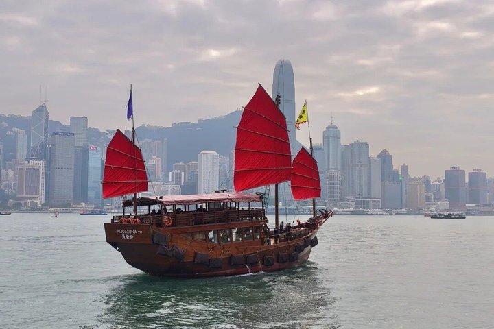 Hong Kong Walking Tour with Local Guide and Lunch