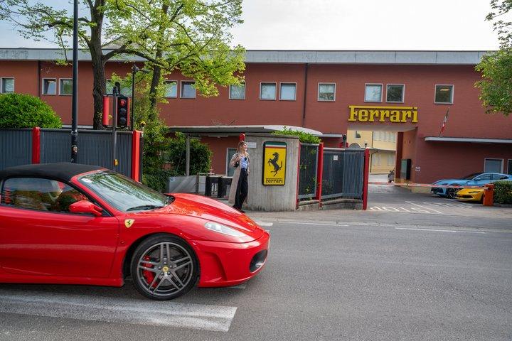 ミラノ発：マラネッロ・フェラーリ終日体験ツアー（昼食付き）