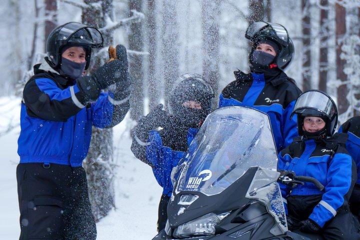 Familie Snowmobile Safari von Santa Claus Village